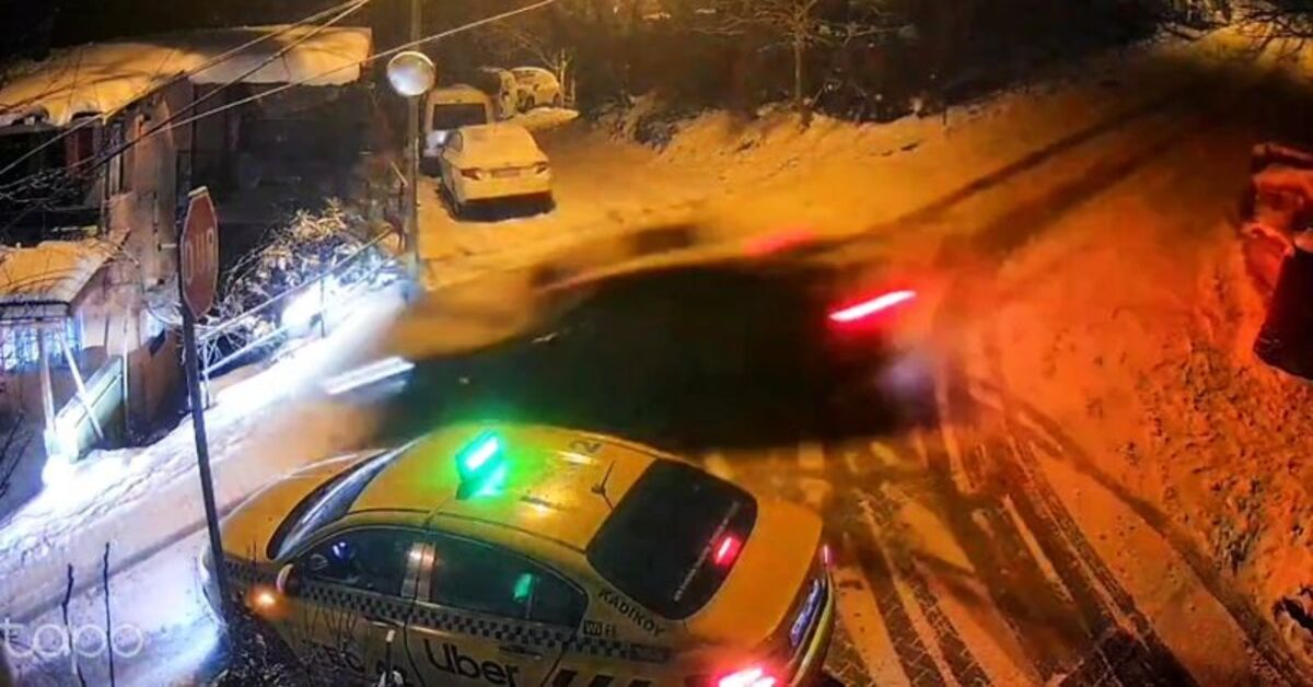 Beykoz’da buzlanan yolda kayan otomobil taksi ve 2 eve çarptı; kaza anı kamerada