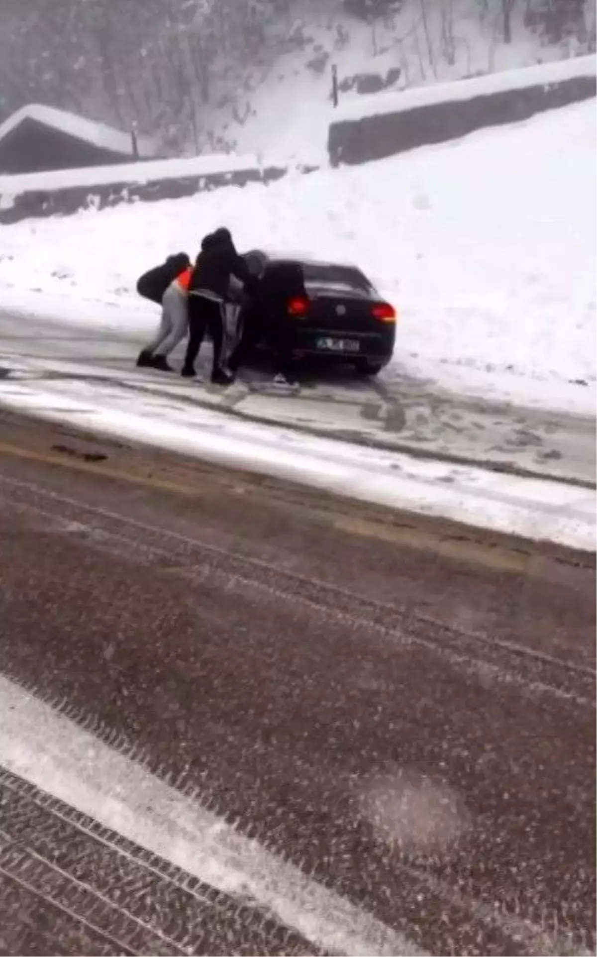 Kartepe’de Kar Yağışı, Araçlar Mahsur Kaldı